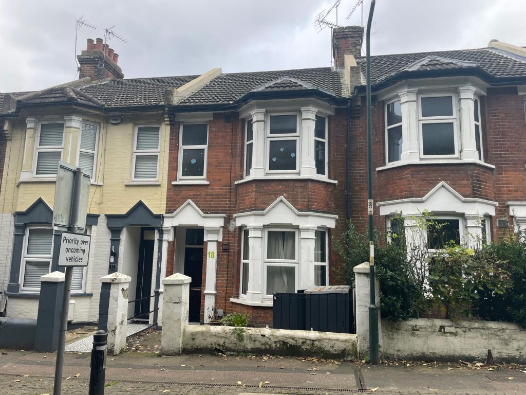 Lot: 59 - FORMER HMO IN NEED OF IMPROVEMENT - View of Former House of Multiple Occupation